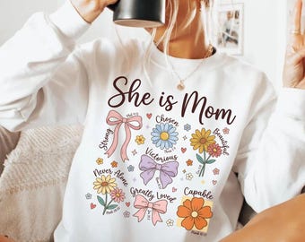 Sie ist Mama Shirt, christliches Mama Sweatshirt, Boho Blumen Mama Shirt, Mama Bibel Vers Shirt, süßes Mama Shirt, Muttertagsgeschenk, religiöses Geschenk