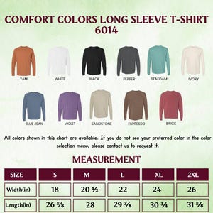 Pu&ograve; includere: Un grafico che mostra magliette a maniche lunghe Comfort Colors in vari colori, tra cui Yam, Bianco, Nero e Blue Jean. Il grafico include anche una guida alle misure con taglie dalla S alla 2XL, con larghezze da 45.7 cm a 66 cm.
