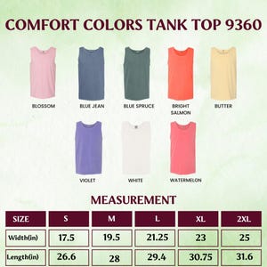 Pu&ograve; includere: Esposizione di canotte Comfort Colors 9360 in vari colori, tra cui Blossom, Blue Jean e Bright Salmon. Le misure sono fornite per le taglie dalla S alla 2XL, con larghezze da 44,45 cm a 63,5 cm e lunghezze da 67,56 cm a 80,26 cm.