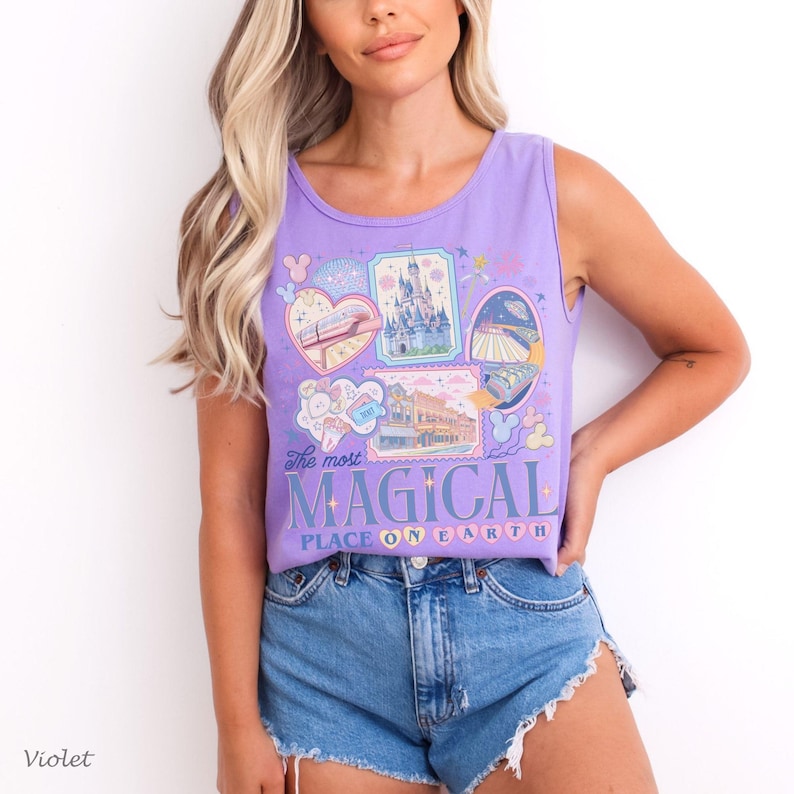 Pu&ograve; includere: Canotta viola con grafica colorata. La grafica include illustrazioni di un castello, un treno e altri elementi stravaganti, con la scritta "The most MAGICAL PLACE ON EARTH."