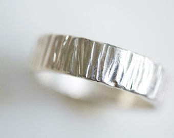 breiter Rindenring, Baumring, schlichter Silberring, minimalistischer Ring, handgemachter Schmuck, silberner Herrenring, breites Band, Ehering, gehämmertes Band,