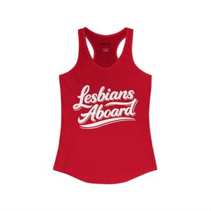 Peut inclure: Un débardeur rouge avec l'inscription "Lesbians Aboard" en blanc. Le débardeur a un col rond et un design sans manches. Le texte est en écriture cursive avec un léger effet d'ombre.
