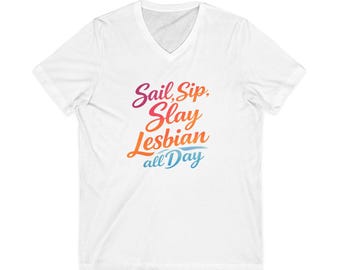 Camiseta com decote em V do Orgulho Lésbico | Camiseta casual de verão LGBTQ+ "Sail Sip Slay All Day"