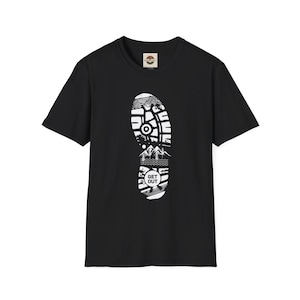 アドベンチャーフットプリントTシャツ：ハイキング、アウトドア、自然愛好家へのギフト