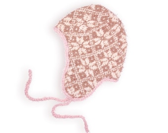 Delicado gorro de invierno hecho a mano con orejeras y lazos