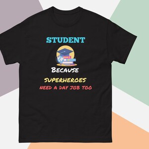 Maglietta per studenti oberati di lavoro / Perché i supereroi hanno bisogno di un lavoro diurno / Maglietta divertente da regalare per l&#39;università