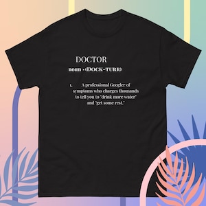 Maglietta &quot;Dottore intelligente&quot; / Maglietta umoristica per medici che soffrono di privazione del sonno / Regalo per medici e infermieri