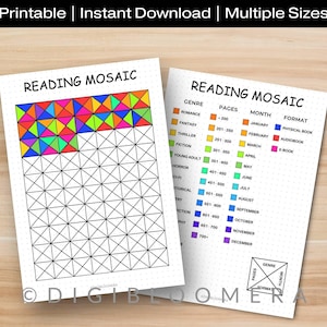Peut inclure: Deux tableaux imprimables "Reading Mosaic". L'un présente une grille avec une mosaïque colorée en haut et le texte "Reading Mosaic". Le second liste les genres, le nombre de pages, les mois et les formats. Les tableaux sont sur une surface en bois.