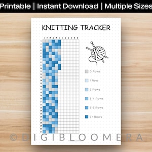 Puede incluir: Un rastreador de tejido imprimible titulado "KNITTING TRACKER". Presenta una cuadrícula para rastrear las filas, con meses y días enumerados. Una clave codificada por colores indica el conteo de filas, y se incluye un gráfico de hilo y agujas.