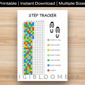 以下が含まれることがあります： 「STEP TRACKER」の文字と、毎日の歩数を記録するためのグリッドが印刷されたステップトラッカー。ステップ範囲の色分けされたキーと「Printable | Instant Download | Multiple Sizes」の文字が含まれています。