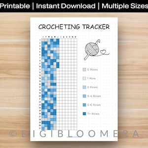 Może przedstawiać: Biały, drukowany tracker do szydełkowania z napisem "CROCHETING TRACKER" na górze. Tracker ma siatkę z niebieskimi kwadratami oraz ilustrację szydełka i przędzy. U góry znajduje się tekst "Printable | Instant Download | Multiple Sizes".