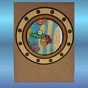 Op de afbeelding: Een rechthoekige bruine kaart met een ronde patrijspoort-uitsnede. Het frame van de patrijspoort is beige met donkerbruine ronde accenten. Door de opening is een kleurrijke illustratie te zien van een groene vis, een oranje vis en paars koraal.