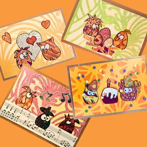 Può includere: Una collezione di quattro biglietti di auguri fatti a mano con illustrazioni colorate di gufi. Le carte presentano cuori, note musicali e una torta di compleanno. Gli sfondi includono carta fantasia e spartiti.