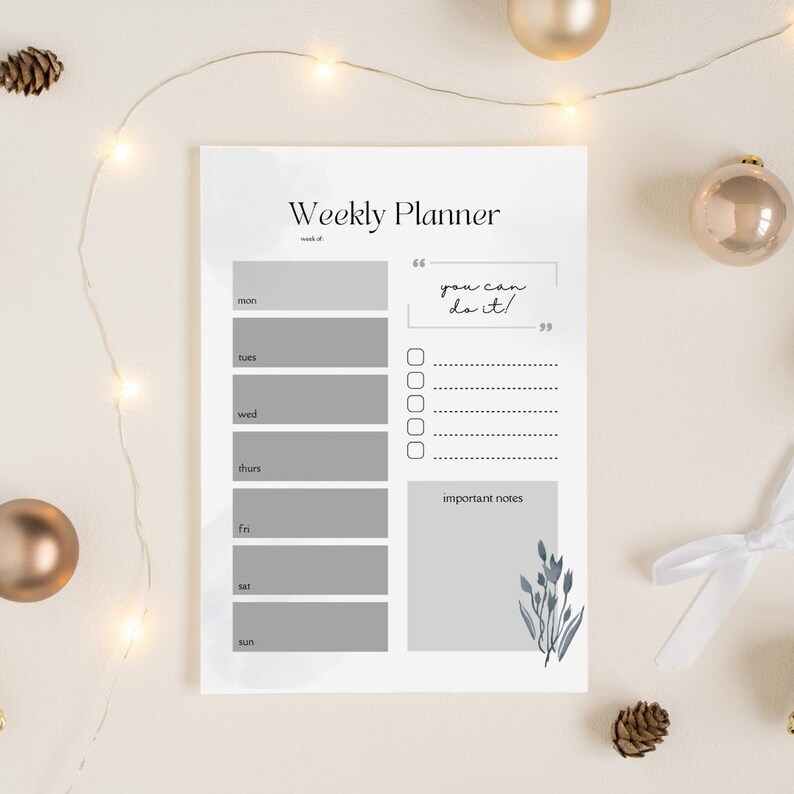 Op de afbeelding: Een weekplanner met een minimalistisch ontwerp. De planner heeft secties voor elke dag van de week, een takenlijst en ruimte voor belangrijke notities. De tekst "Weekly Planner" en "you can do it!" zijn zichtbaar.