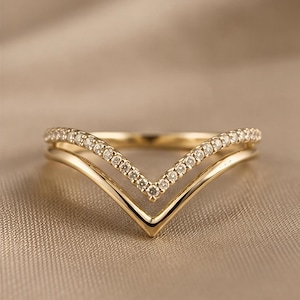 Set di anelli a V impilabili in vermeil d'oro 14 carati con motivo a chevron e pavé di zirconi cubici.
