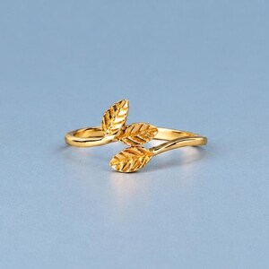 Anello avvolgente con foglia d'oro, anello aperto a tre foglie, anello a ramo regolabile, anello minimalista ispirato alla natura, delicato anello bypass botanico per lei