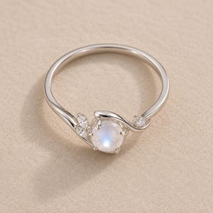 Ring i sterlingsilver med månsten, förlovningsring med lövranka, minimalistiskt löfte
