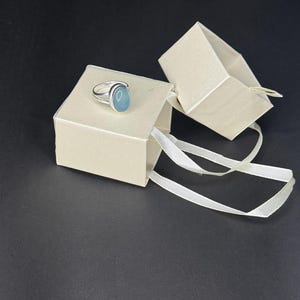 Ovale aquamarijnring, minimalistische ring met gespleten band en edelsteen.