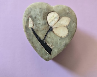 Joyero vintage de esteatita tallada a mano con decoración bohemia global y corazón romántico