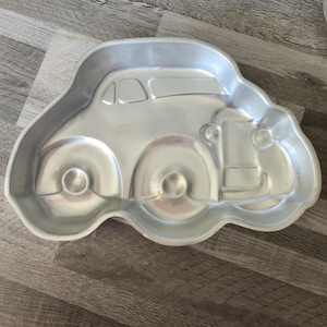 Molde para pastel de aluminio con forma de coche clásico Volkswagen Beetle de Wilton, modelo 502-236, año 1976.