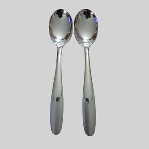 Könnte beinhalten: Zwei identische silberfarbene Metalllöffel mit einer polierten, reflektierenden Laffe und einem glatten, mattierten Griff. Die Löffel haben ein schlichtes Design mit einem deutlichen Übergang zwischen der glänzenden Laffe und dem satinierten Griff.