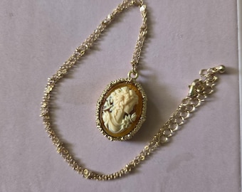 Vintage 1970s Gold Tone Resin Faux Cameo Pendant Necklace Victorian Revival Costume Jewelry