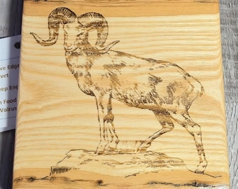 Salvamanteles de madera personalizado de Grand Forks, BC, con borde natural de madera de cerezo y oveja de montaña. Hecho a mano por un artesano.