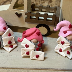 たくさんの愛をこめて バレンタインデーのノームと小さなラブレターとハート