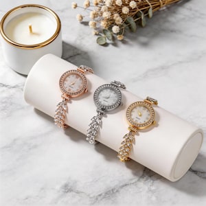 Puede incluir: Un letrero de madera rústica con el texto "Welcome to our home" en letras blancas. El letrero presenta un acabado envejecido y un diseño sencillo y acogedor, perfecto para la decoración de la entrada.