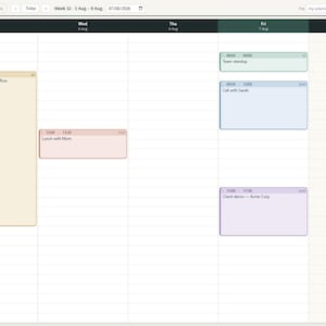 Può includere: Un'interfaccia di pianificazione settimanale digitale intitolata The Amazing Planner, con una griglia dal lunedì alla domenica. Il programma mostra blocchi di eventi codificati a colori per orari specifici, incluse voci per revisioni e riunioni.