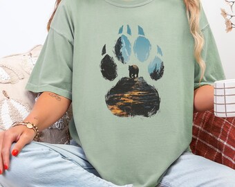 クマの足跡プリントTシャツ、ヴィンテージフォレストベアシャツ、自然愛好家Tシャツ、ハイキングキャンプギフト、野生動物グラフィックシャツ、マウンテンアドベンチャーTシャツ