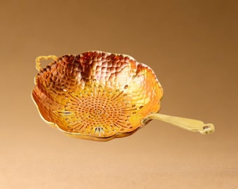 Colador de té dorado con hojas de cobre púrpura martilladas a mano