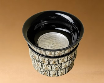 Colador de té artesanal de cerámica plateada con diseño de "Mil Budas"