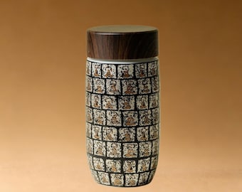 Taza de cerámica artesanal con baño de plata y diseño de "Mil Budas", 250 ml.