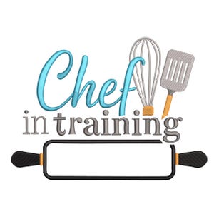 Peut inclure: Sur fond blanc, une illustration présente le texte "Chef in training" en bleu et gris. Un fouet, une spatule et un rouleau à pâtisserie sont également inclus. Le rouleau a des poignées noires et un espace rectangulaire au milieu.