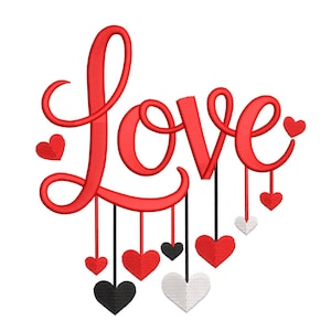 Puede incluir: Palabra bordada en rojo "Love" con corazones colgantes en rojo, negro y blanco. El diseño presenta una fuente cursiva y pequeños corazones, ideal para el Día de San Valentín o temas románticos.