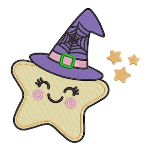 Puede incluir: Una estrella bordada con una cara sonriente, que lleva un sombrero de bruja morado con un diseño de telaraña. El sombrero tiene una banda rosa con una hebilla verde. Tres pequeñas estrellas doradas están al lado de la estrella.