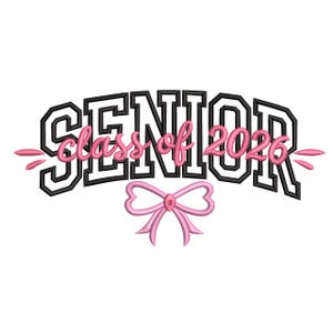 Può includere: Uno sfondo bianco con la parola "SENIOR" in lettere nere bordate, con le parole "class of 2026" in corsivo rosa. Un fiocco rosa in basso. Accenti rosa a sinistra e a destra.