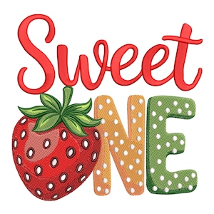 Könnte beinhalten: Eine rote Erdbeere mit weißen Samen und grünen Blättern neben den Worten "Sweet One" in roter Schrift. Die Buchstaben "ONE" sind in Orange und Grün mit weißen Tupfen gehalten. Dieses Design eignet sich für einen Geburtstag.