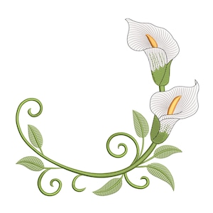Könnte beinhalten: Gesticktes Design mit zwei weißen Calla-Lilien mit gelben Zentren und grünen Stielen und Blättern. Das Blumenarrangement befindet sich vor einem weißen Hintergrund, mit einem gebogenen, rankenartigen Stiel.