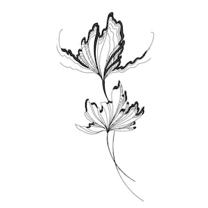 Puede incluir: Ilustración en blanco y negro de dos flores estilizadas. Las flores tienen pétalos intrincados y en capas con contornos oscuros y líneas delicadas. Los tallos son finos y curvos, sobre un fondo blanco liso.