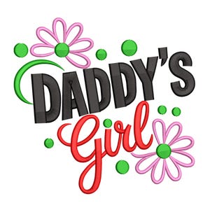 Puede incluir: Diseño bordado con el texto "DADDY'S Girl" en escritura negra y roja. El diseño incluye flores rosas y verdes y puntos verdes sobre un fondo blanco.