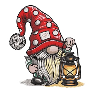 Puede incluir: Un gnomo bordado con una larga barba blanca y un gorro rojo con lunares blancos. El gnomo sostiene una linterna negra con un brillo naranja. El gorro del gnomo tiene un pompón blanco esponjoso y un pequeño parche.