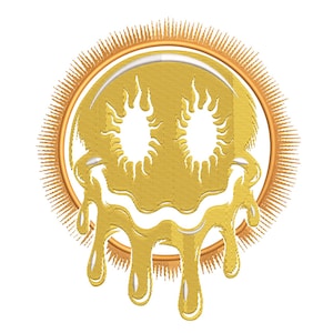 Puede incluir: Parche bordado con un diseño de cara sonriente dorada estilizada con detalles de fusión. El diseño está dentro de un marco circular con líneas radiantes, creando un efecto de sol. El parche tiene una apariencia texturizada.