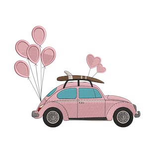 Puede incluir: Coche rosa bordado con una tabla de surf en la parte superior y globos rosas. El coche tiene ventanas azules y neumáticos negros. También se ven dos globos en forma de corazón.