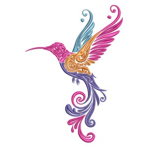 Może przedstawiać: Haftowany wzór kolibra w żywych kolorach. Ptak ma odcienie różu, niebieskiego, pomarańczowego i fioletowego, ze szczegółowymi wzorami skrzydeł i ogona. Projekt jest na białym tle.