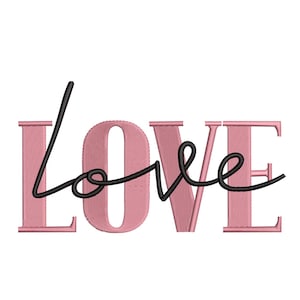 Peut inclure: Mot brodé "LOVE" en rose sur fond blanc. Le mot "LOVE" est en police serif avec un recouvrement noir en écriture cursive. Les lettres sont rose clair et le recouvrement en cursive est noir.
