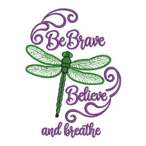 Op de afbeelding: Een groen en paars libellenontwerp met de woorden "Be Brave, Believe, and breathe" in een cursief lettertype. De libelle heeft groene vleugels en een lichaam, met paarse accenten en tekst.
