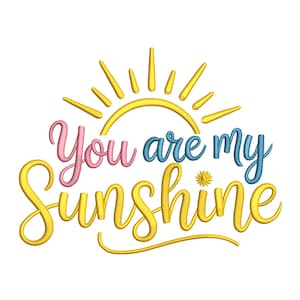 Puede incluir: Gráfico alegre con la frase "You are my Sunshine" en una escritura caprichosa. El texto es en rosa, azul y amarillo, con un diseño de sol amarillo arriba. Un pequeño detalle floral adorna la palabra "Sunshine".