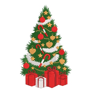 Op de afbeelding: Geborduurde kerstboom met rode ornamenten, zuurstokken, gouden sterren en hartvormige versieringen. Cadeaus met rode strikken staan aan de voet van de boom. De boom is groen met witte slinger.